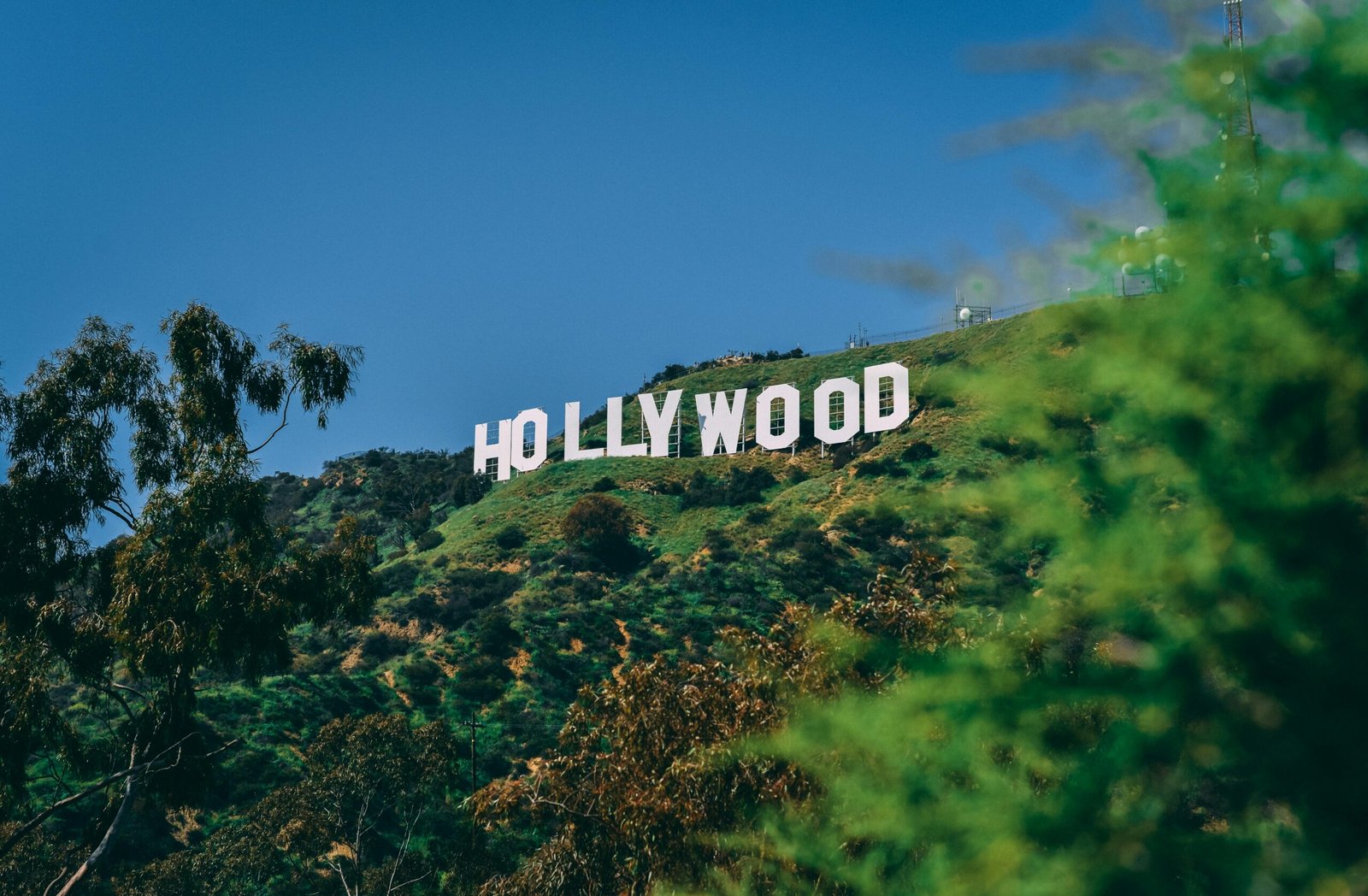 flights from London to Los Angeles, A scenic view of the famous Hollywood sign on a sunny day in Los Angeles.